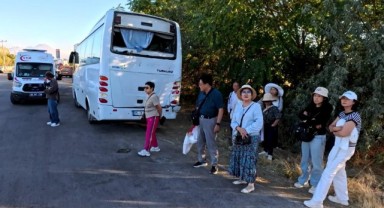 Turistleri taşıyan midibüse tır çarptı: 5 turist yaralı