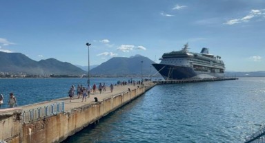 Alanya sonbahar rüzgarıyla turist akınına uğradı