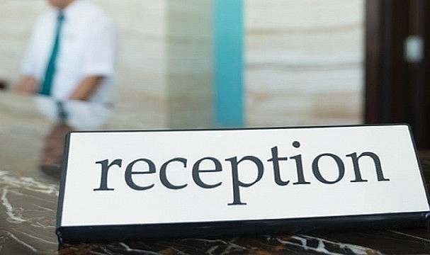 Balkondan düşen bir turist öldü, diğeri yaralandı