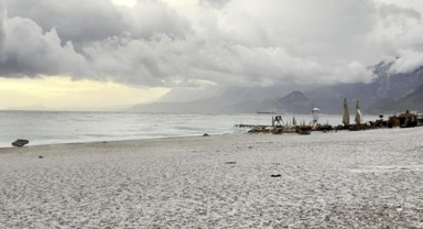 Konyaaltı Sahili beyaza büründü