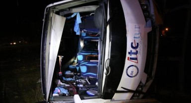 Tur midibüsü devrildi: 24 yaralı