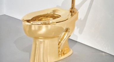 ABD'de 18 ayar altın tuvalet 12.1 milyon dolara satıldı