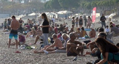 Antalya Kasımda yazı yaşıyor: Sahiller doldu taştı