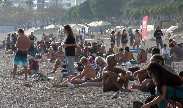 Antalya Kasımda yazı yaşıyor: Sahiller doldu taştı