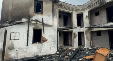 Bozcaada'da otel yanarak kül oldu