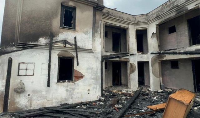 Bozcaada'da otel yanarak kül oldu