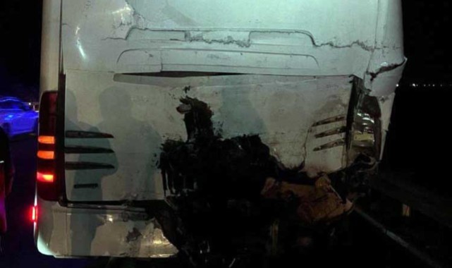 Tır, tur otobüsüne arkadan çarptı: 14 yaralı