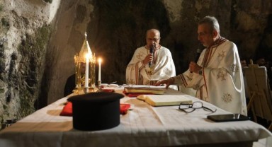 Dünya'nın ilk mağara kilisesinde Noel ayini