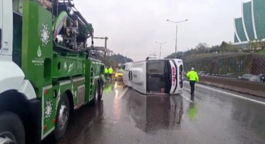 Havalimanı personelini taşıyan servis devrildi: 5 yaralı