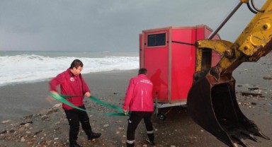 Karavanla denize sürüklenen Rus turistler kurtarıldı