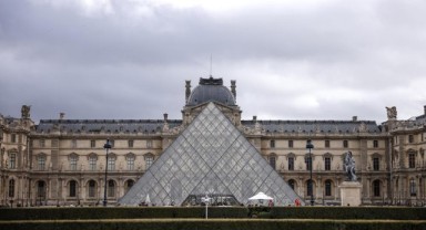Louvre'da su sızıntısı 400 nadir kitap hasar gördü