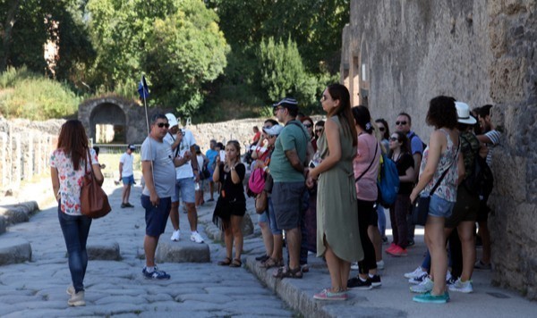 TUREB, 6 turist rehberini meslekten geçici men etti