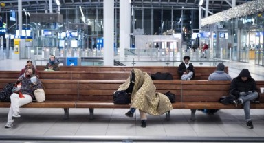 Avrupa'da kış alarmı: Uçuşlar iptal, trenler durdu