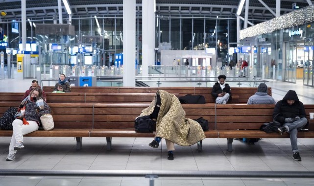 Avrupa'da kış alarmı: Uçuşlar iptal, trenler durdu