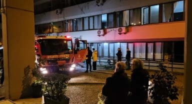 Beyoğlu’nda otel yangını mahsur kalanlar kurtarıldı