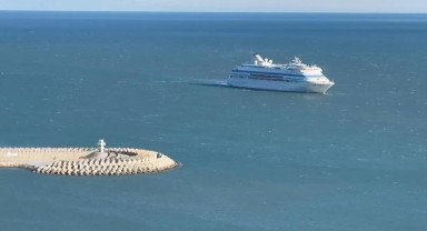 Dev kruvaziyer fırtına nedeniyle rotasını değiştirdi