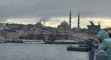 İstanbullu denize girmiyor, kenarında vakit geçiriyor