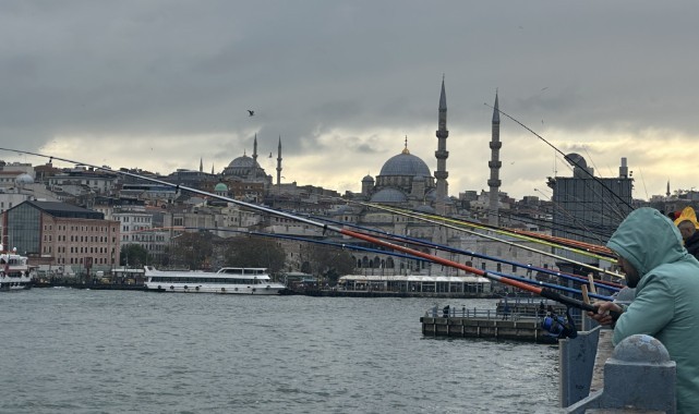 İstanbullu denize girmiyor, kenarında vakit geçiriyor