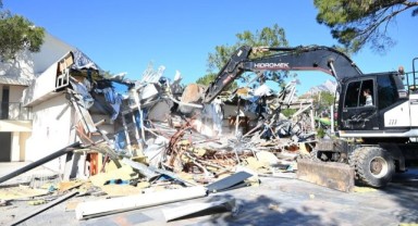 Kemer'de otellerin kaçak yapıları yıkılıyor