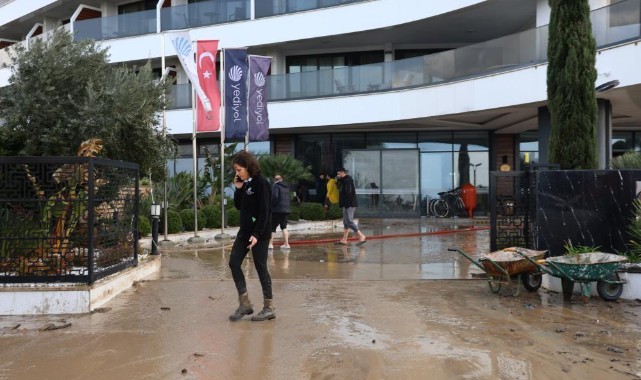 Kuşadası'nda oteli sel suları bastı