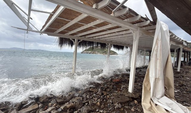 Bodrum'da fırtına turistik işletmeleri vurdu