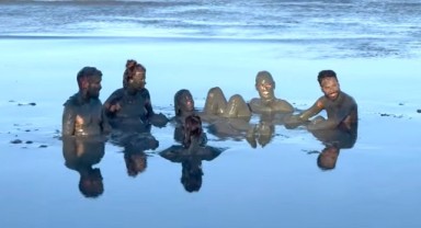 Çamur karnavalı turistlerin yeni gözdesi