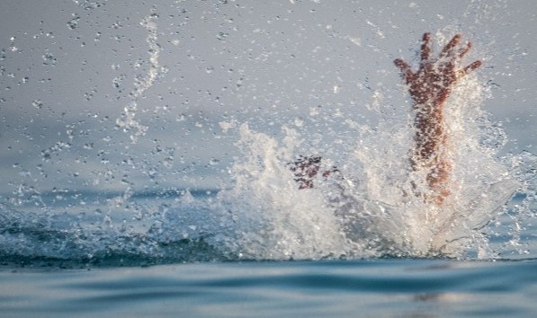 Çinli turistleri taşıyan araç göle düştü: 8 ölü
