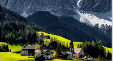 İtalyan köyü turistler gelmesin diye yolları kapatıyor