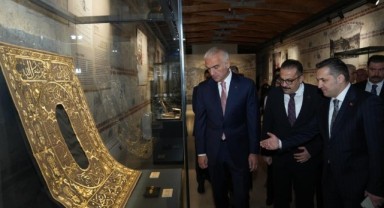 Bakan Ersoy açıkladı: Çalınan tarihi Çiniler iade edildi