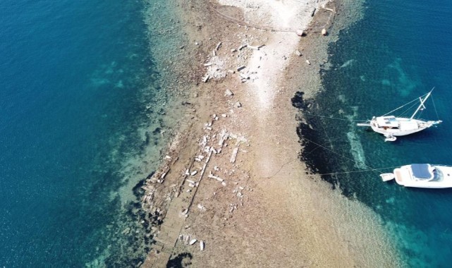 Gümüşlük koyunda sular çekildi, kral yolu ortaya çıktı