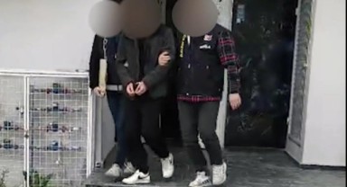 Turistlerin kredi kartlarını kullanan 4 zanlı yakalandı