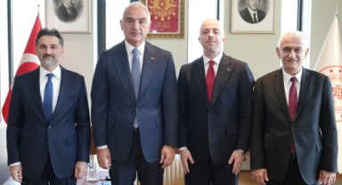 Bakan Ersoy, THY üst yönetimi ile bir araya geldi