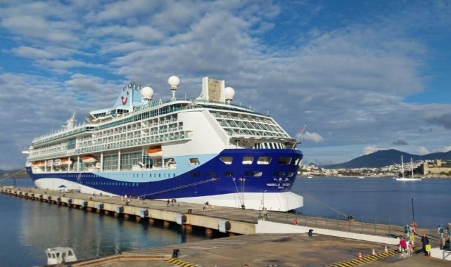 İngiliz turist ağırlıklı dev gemi Bodrum’da