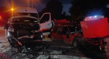 Manavgat'ta tur minibüsü ile otomobil çarpıştı: 4 yaralı