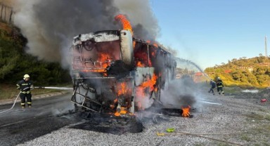 Tur otobüsü alev aldı, yolcular son anda kurtuldu
