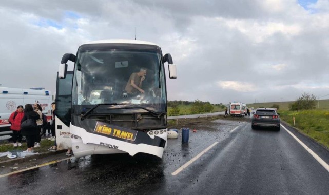 Aksaray'da tur otobüsü refüje çarptı: 16 yaralı