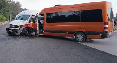 Antalya'da tur minibüsleri çarpıştı, 13 turist yaralandı