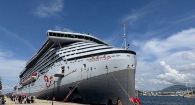 Denizden Bodrum'a turist akını; 2 bin 636 turist geldi