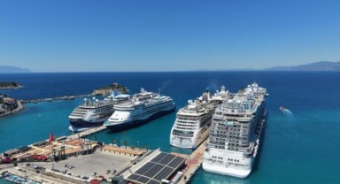 Kuşadası'na denizden 9 bin 125 turist geldi