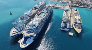 Kuşadası'na denizden bir günde 10 bin 800 turist geldi