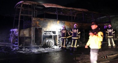 Yolcu otobüsü bariyerlere çarpıp yandı: 8 ölü, 33 yaralı