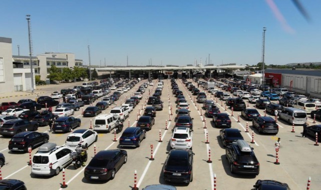 Avrupa'dan dönen tatilciler gümrükte giriş rekoru kırdı