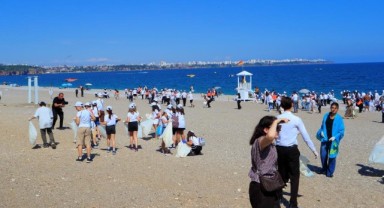 Dünyaca ünlü sahilde binlerce izmarit topladılar