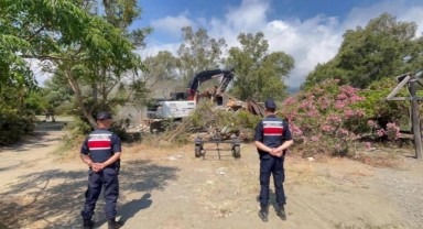 Kemer'de kaçak bungalovlar yıkıldı