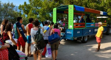 Marmaris'te turistler denize traktörle gidiyor
