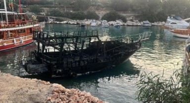 Narlıkuyu sahilinde bağlı 6 tekne alev alev yandı