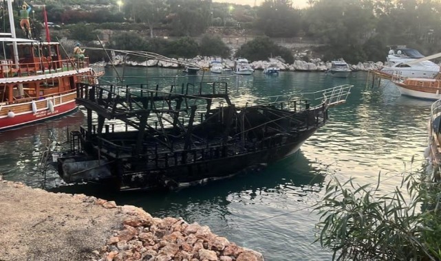 Narlıkuyu sahilinde bağlı 6 tekne alev alev yandı