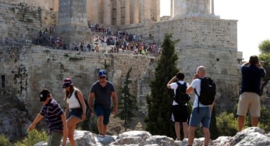 Akropolis'te bıçaklı saldırı: 2 turist yaralandı