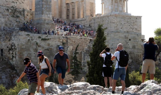 Akropolis'te bıçaklı saldırı: 2 turist yaralandı