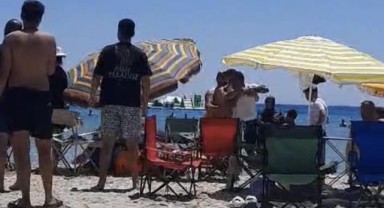 Çeşme’de plajda ‘Şemsiyeni açamazsın’ kavgası